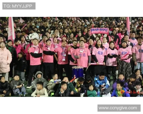 足球球星赛后真情安慰观众温暖举动感动全场赢得掌声